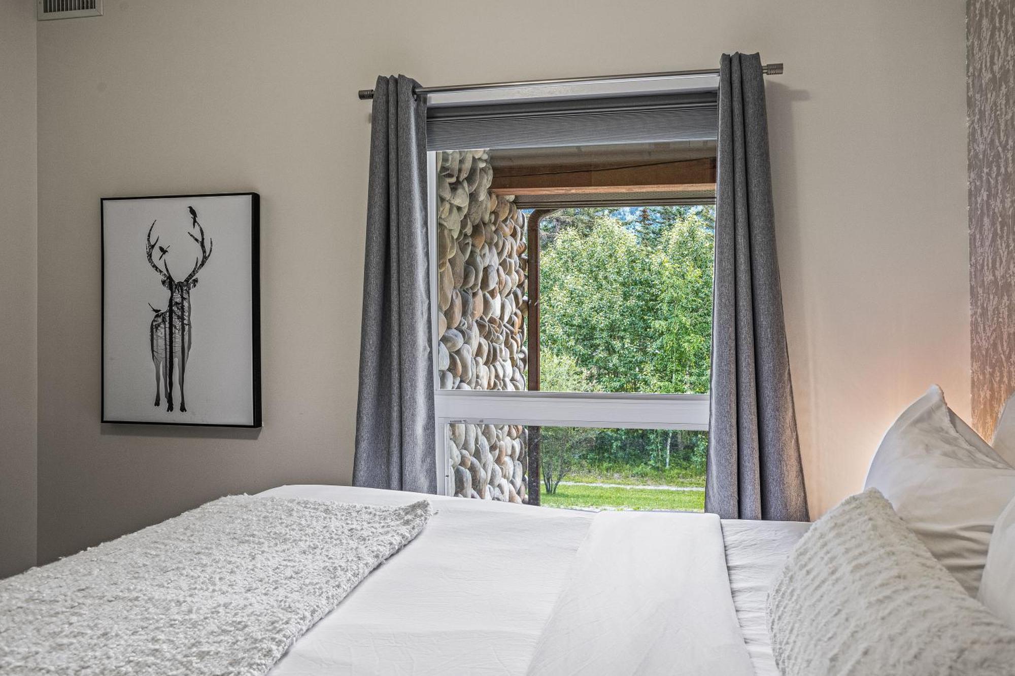 Outstanding Mountain Condo Waterslide And Hot Tub Managed By Little Sister Getaways Canmore Exteriér fotografie
