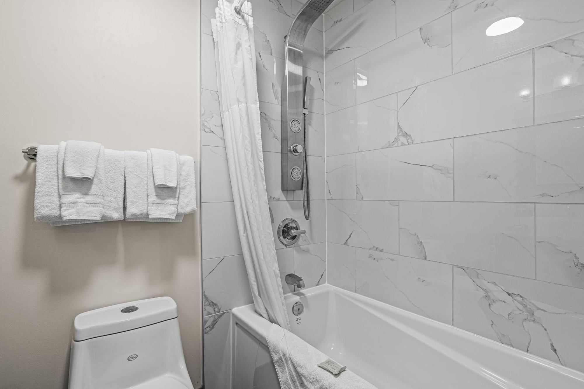 Outstanding Mountain Condo Waterslide And Hot Tub Managed By Little Sister Getaways Canmore Exteriér fotografie