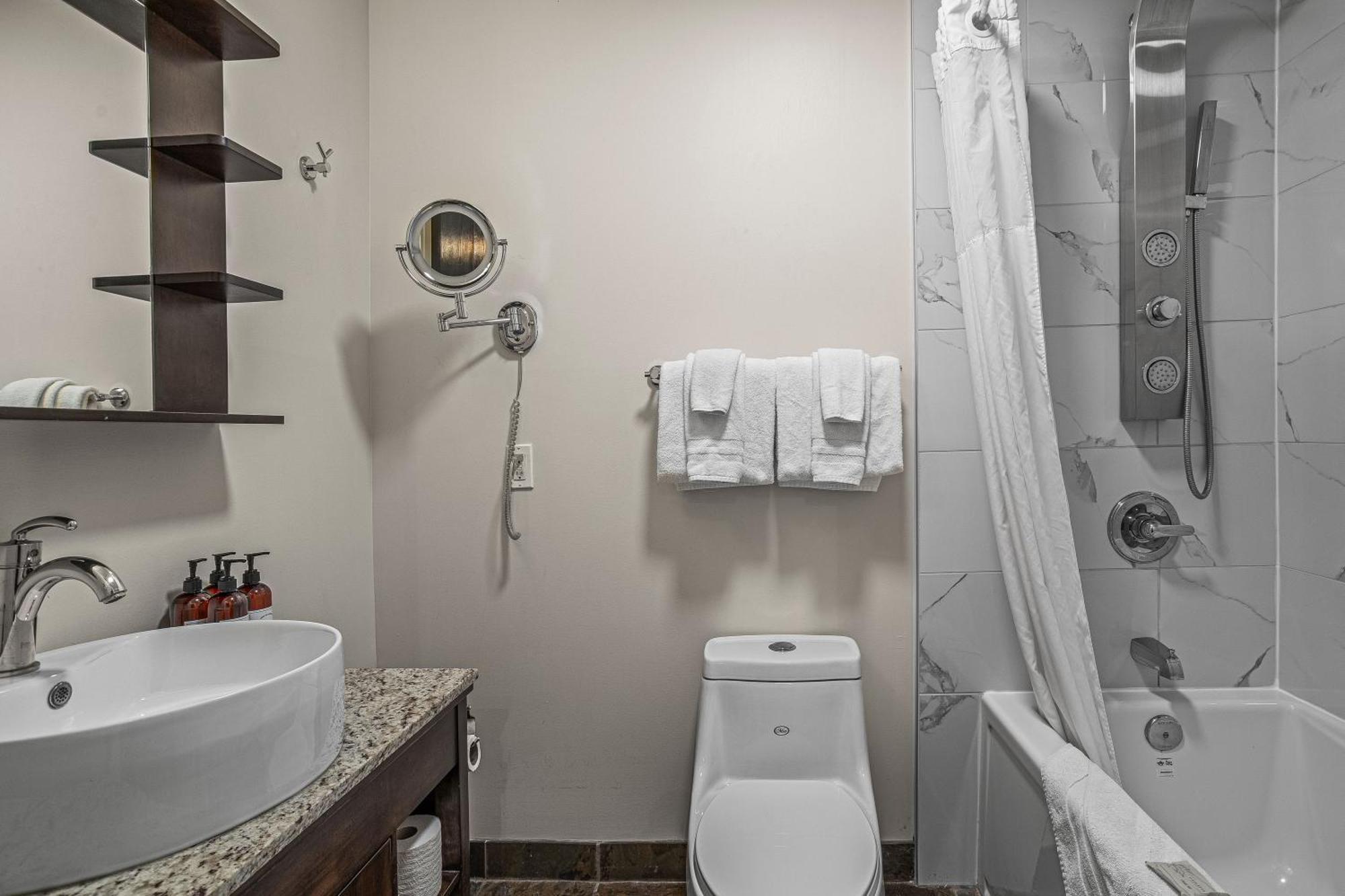 Outstanding Mountain Condo Waterslide And Hot Tub Managed By Little Sister Getaways Canmore Exteriér fotografie