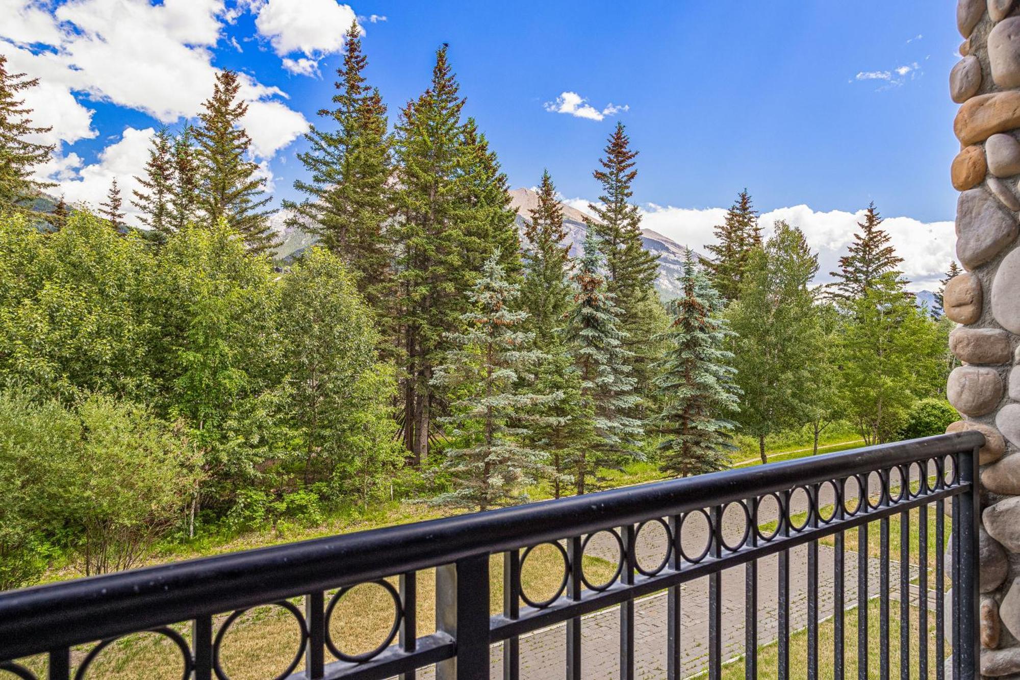 Outstanding Mountain Condo Waterslide And Hot Tub Managed By Little Sister Getaways Canmore Exteriér fotografie