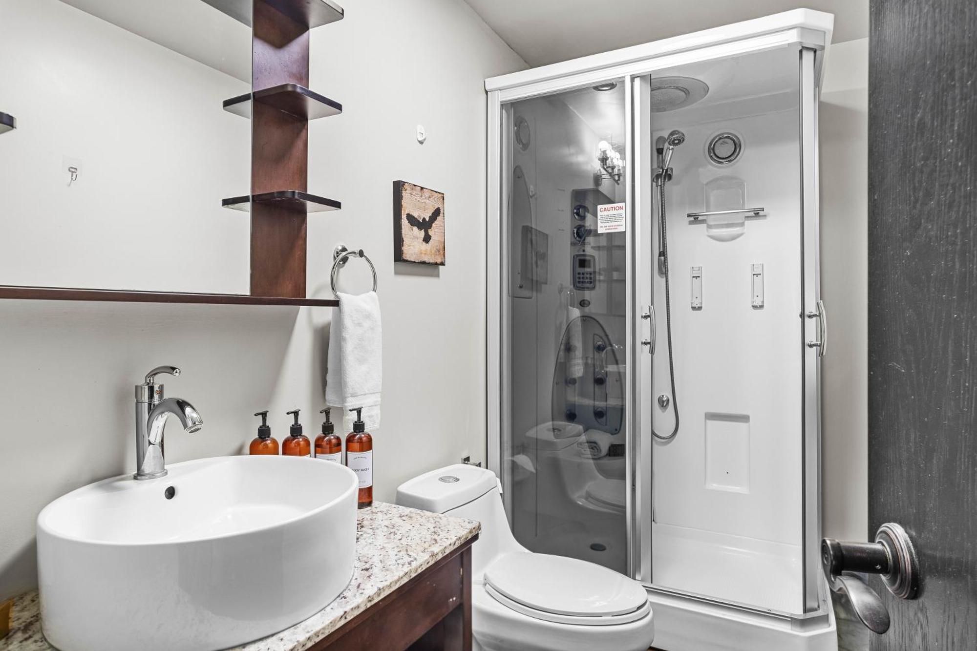 Outstanding Mountain Condo Waterslide And Hot Tub Managed By Little Sister Getaways Canmore Exteriér fotografie