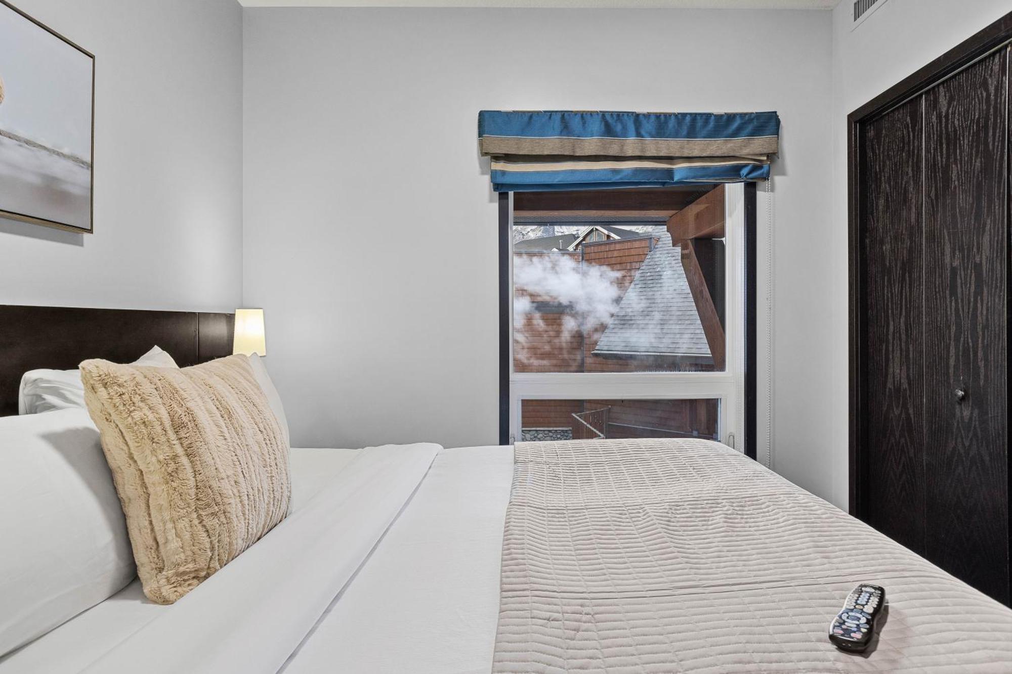 Outstanding Mountain Condo Waterslide And Hot Tub Managed By Little Sister Getaways Canmore Exteriér fotografie