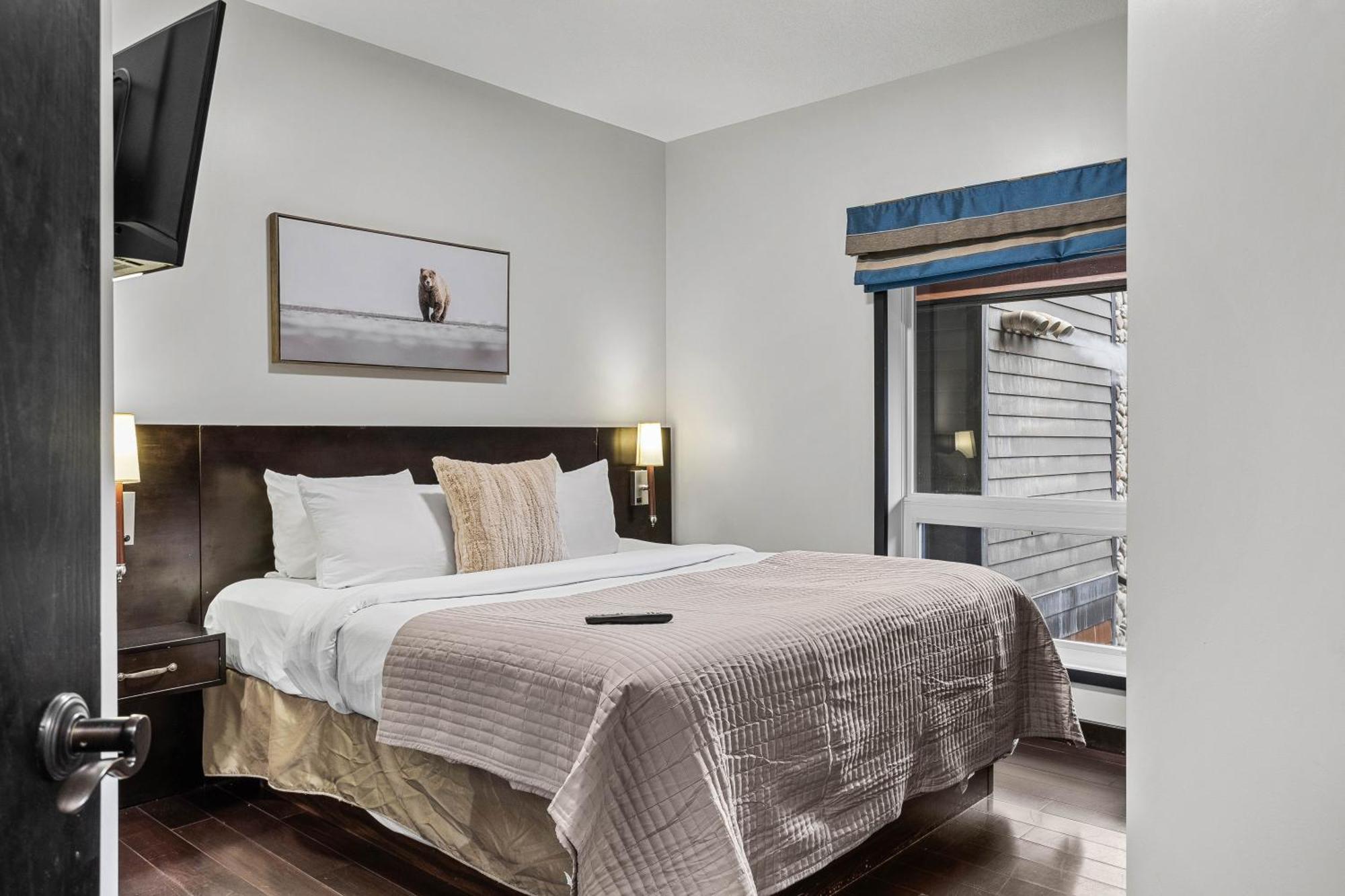 Outstanding Mountain Condo Waterslide And Hot Tub Managed By Little Sister Getaways Canmore Exteriér fotografie